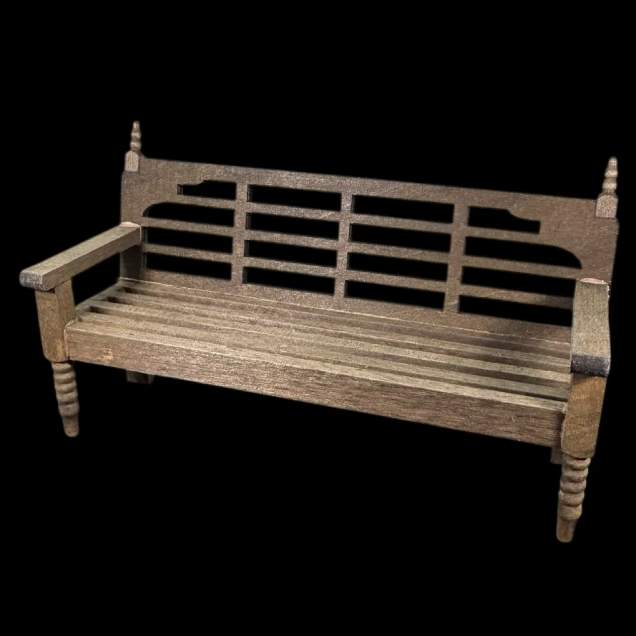 Banc de jardin miniature en bois teinté sur fond noir