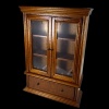 Bibliothèque vitrine miniature à 2 portes vitrées sur fond noir