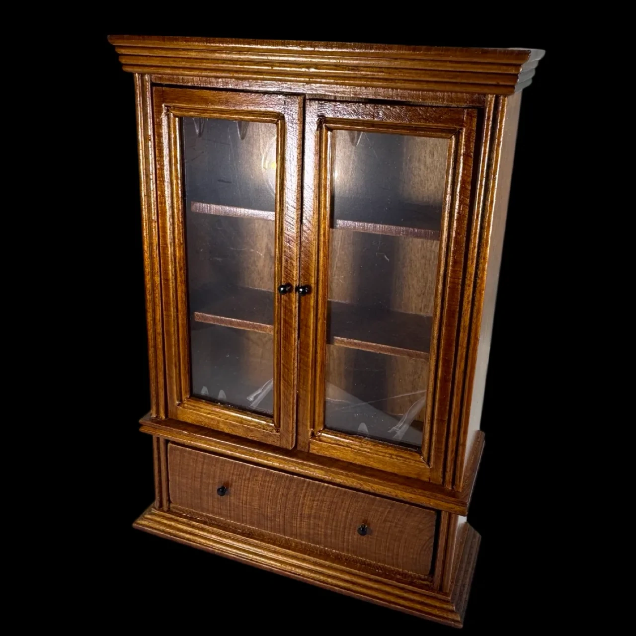 Bibliothèque vitrine miniature à 2 portes vitrées sur fond noir
