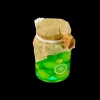 Bocal en verre de citrons verts miniature sur fond noir