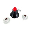 Cafetière miniature noire avec bouchon rouge et deux tasses de café