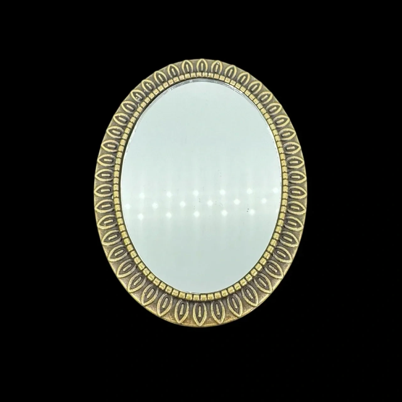 Miroir miniature ovale en métal doré vieilli