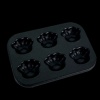 Moule à gâteaux miniature noir avec six empreintes en forme de pattes d’ours