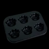 Moule à gâteaux miniature noir avec six empreintes en forme de pattes d’ours