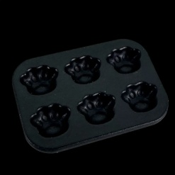 Moule à gâteaux miniature noir avec six empreintes en forme de pattes d’ours
