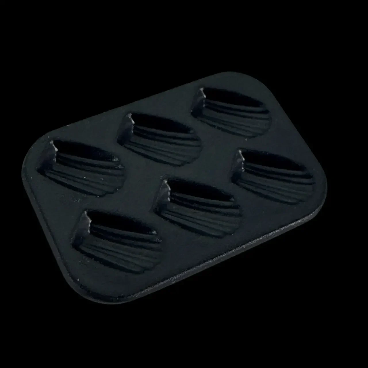Moule à madeleines miniature en métal noir avec six empreintes