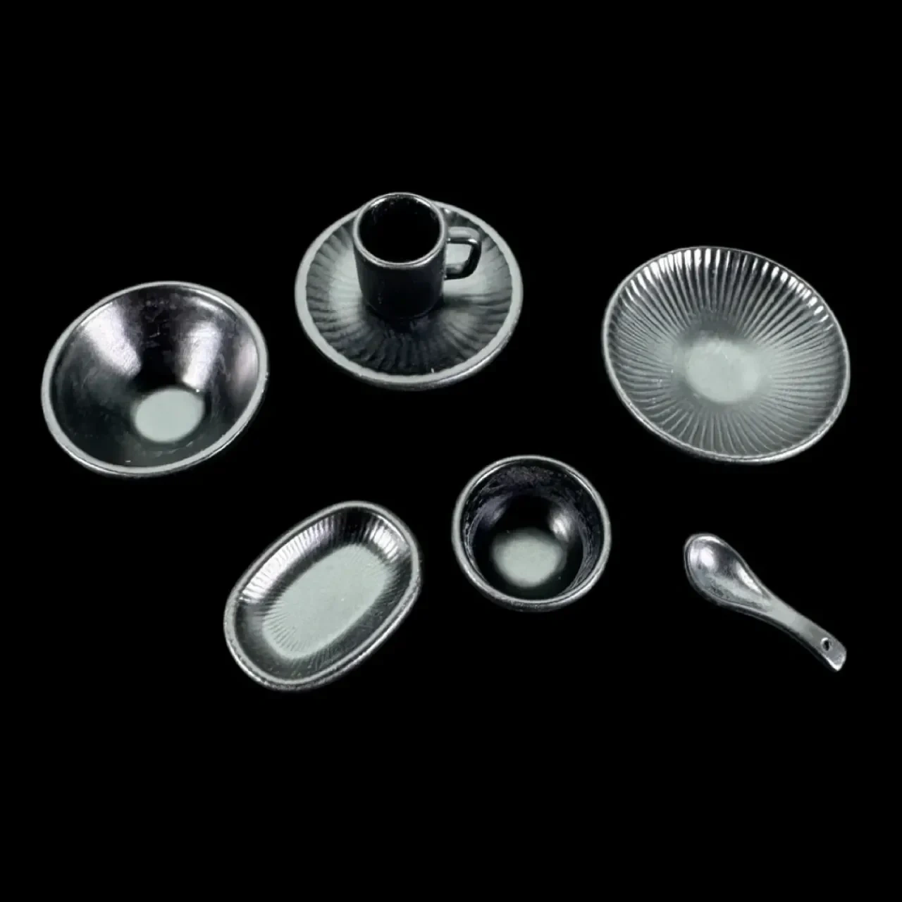 Service de vaisselle miniature en métal noir 7 pièces sur fond noir