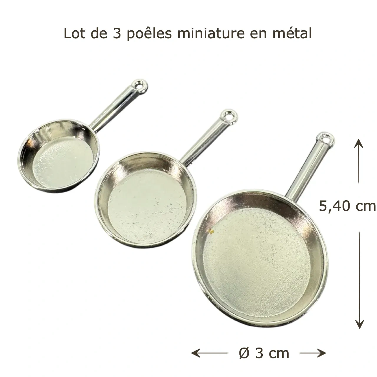Poêles miniatures en métal coloris argent avec dimensions de la grande poêle