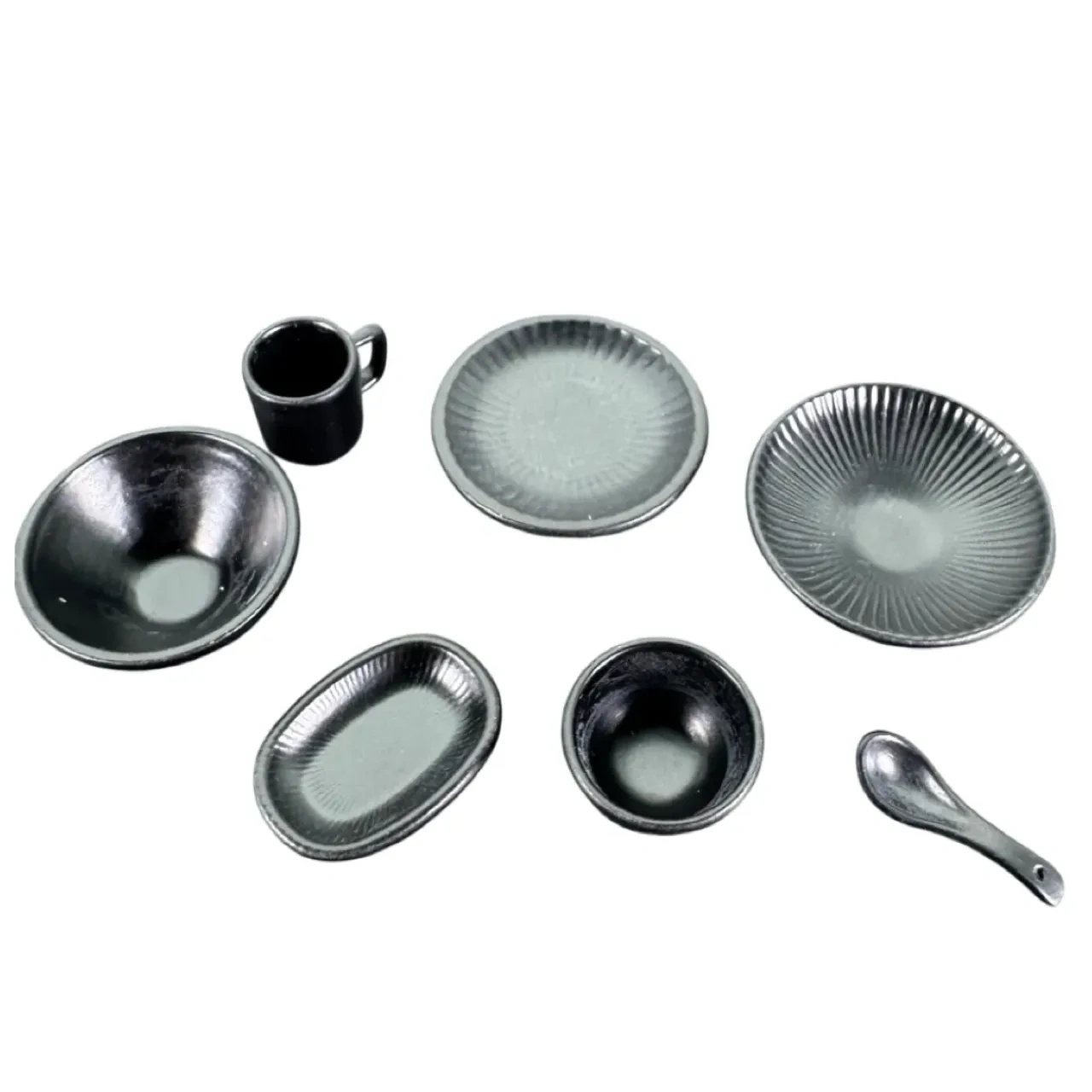 Service de vaisselle miniature en métal noir 7 pièces sur fond blanc