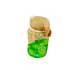 Bocal en verre de citrons verts miniature sur fond blanc