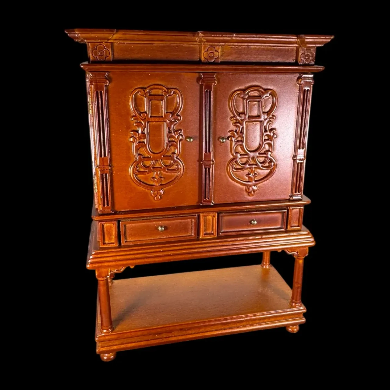 Cabinet miniature en bois style XVIIe portes fermées 1/12e