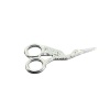 Ciseaux cigogne miniatures en métal argenté sur fond blanc