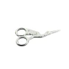 Ciseaux cigogne miniatures en métal argenté sur fond blanc