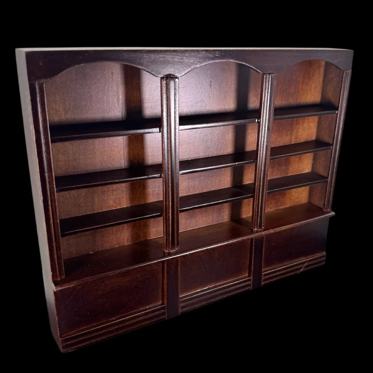 Grande bibliothèque miniature en bois brun antique sur fond noir au 1/12e