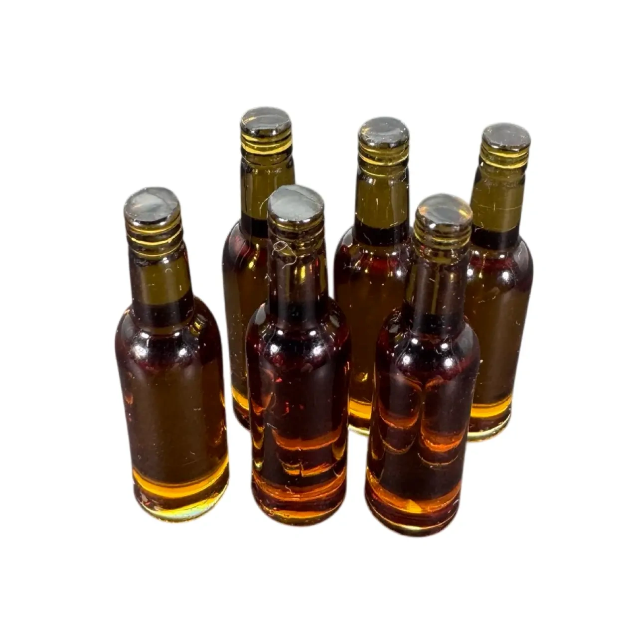 Lot de 6 bouteilles miniatures ambre en résine sur fond blanc