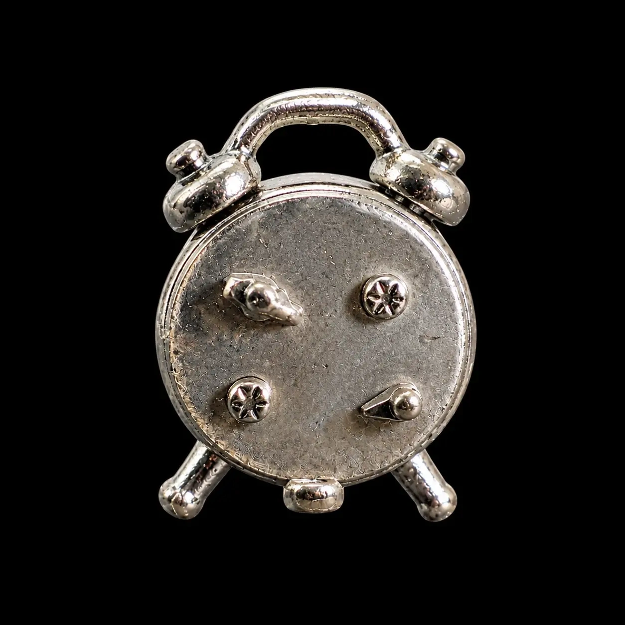 Face arrière du réveil matin miniature chromé