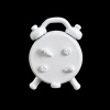 Vue arrière du réveil matin miniature en métal blanc