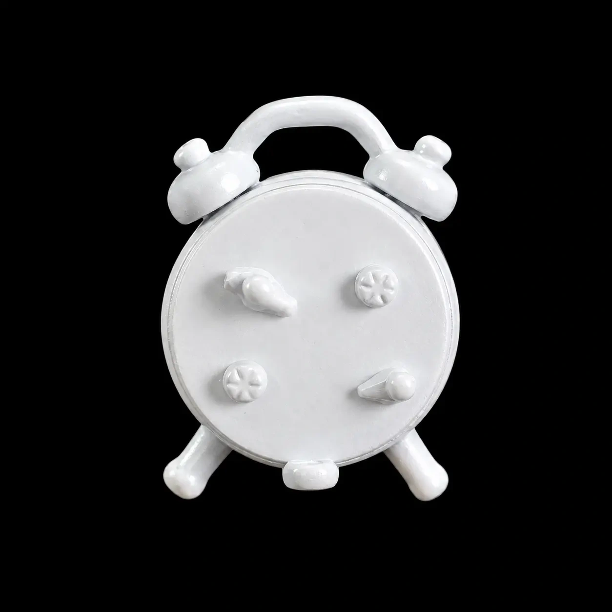 Vue arrière du réveil matin miniature en métal blanc