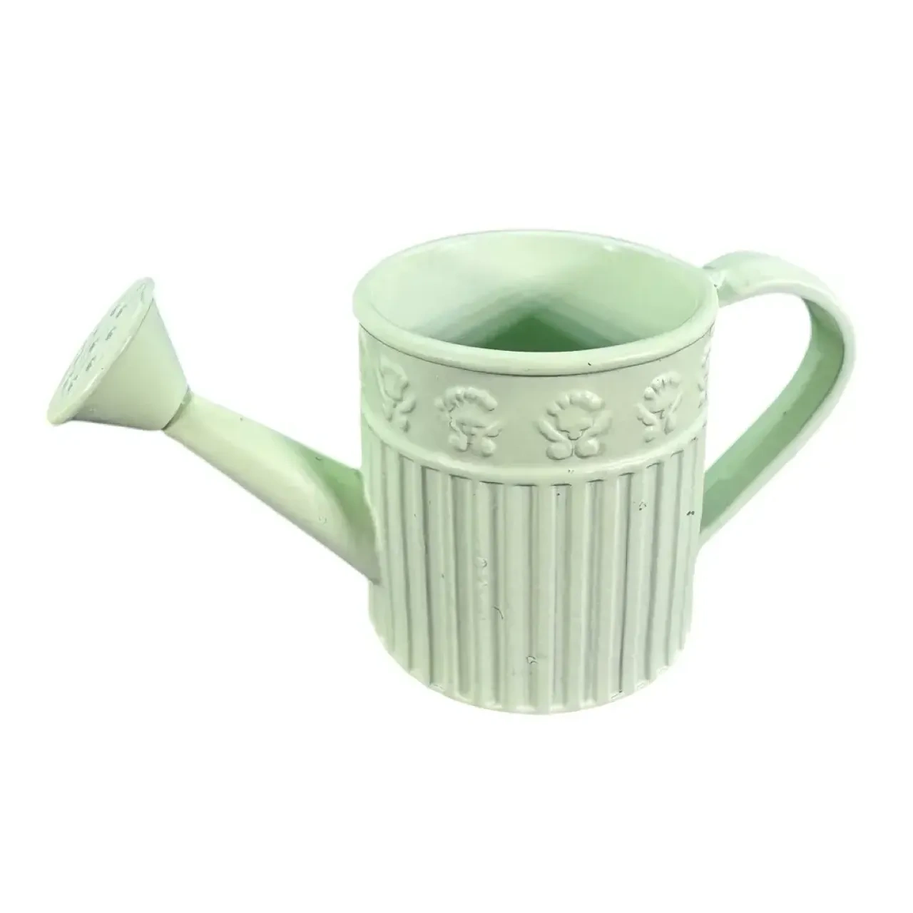 Arrosoir miniature vert pâle en métal sur fond blanc