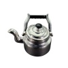Bouilloire miniature en métal chromé avec couvercle fermé sur fond blanc