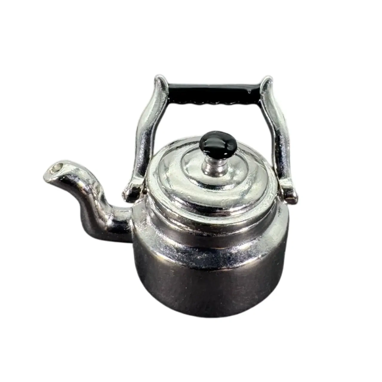 Bouilloire miniature en métal chromé avec couvercle fermé sur fond blanc