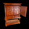 Cabinet miniature en bois avec une porte ouverte 1/12e