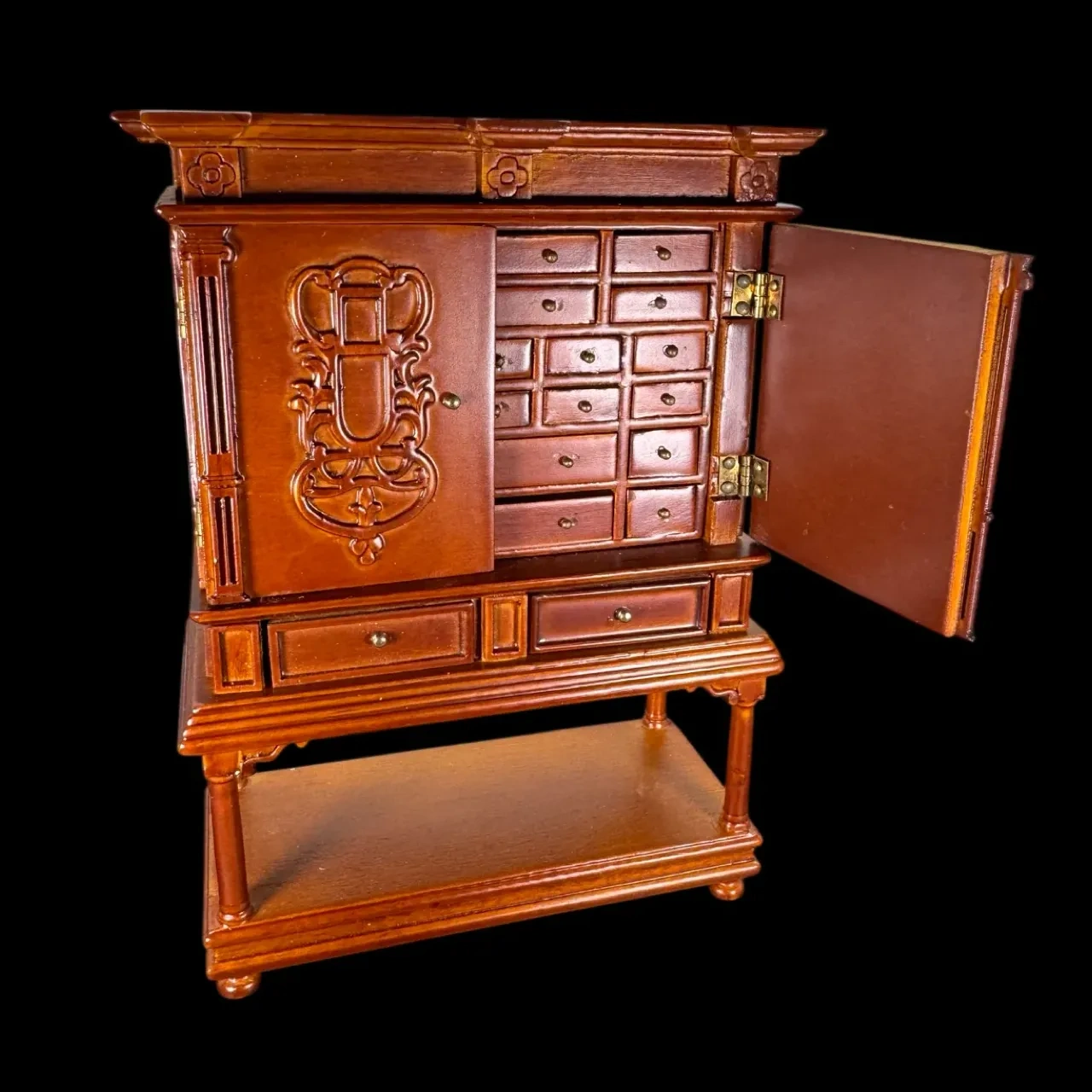 Cabinet miniature en bois avec une porte ouverte 1/12e