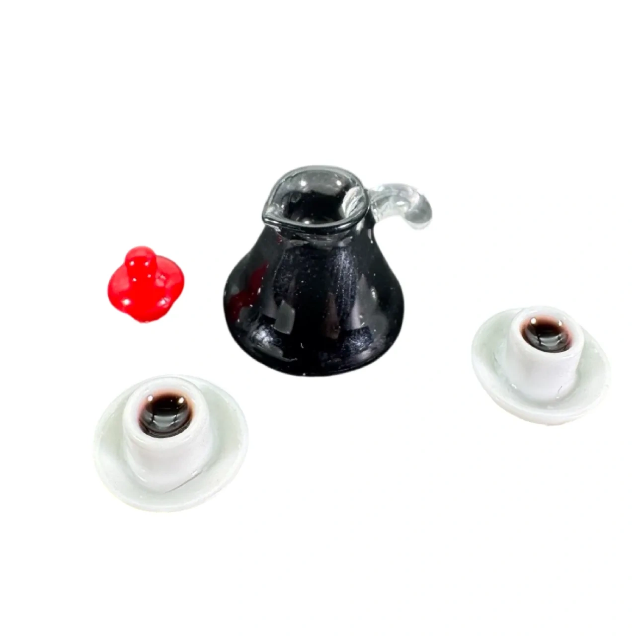 Cafetière miniature noire ouverte avec bouchon rouge amovible et deux tasses