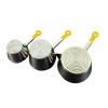 Dessous des trois casseroles miniatures chromées manches jaunes