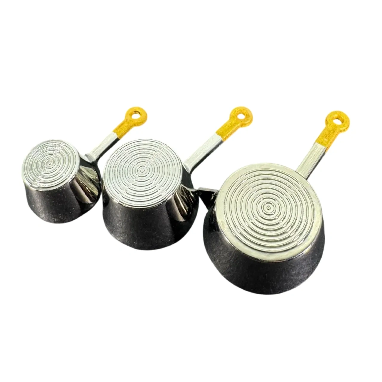 Dessous des trois casseroles miniatures chromées manches jaunes