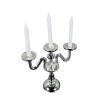 Chandelier miniature argenté avec trois bougies sur fond blanc