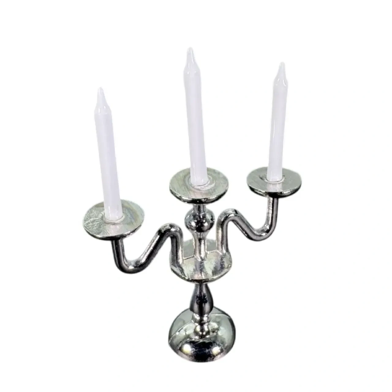 Chandelier miniature argenté avec trois bougies sur fond blanc