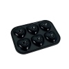 Moule à gâteaux miniature noir avec 6 empreintes en forme de cœur sur fond blanc