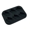 Moule miniature noir avec six empreintes striées pour madeleines
