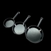 Lot de 3 poêles miniatures noires en métal présenté sur fond noir
