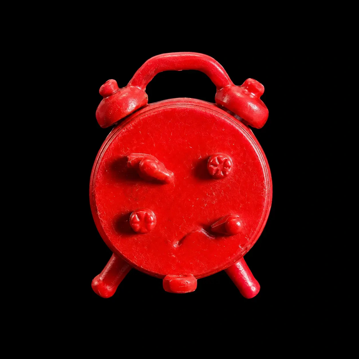 Vue arrière du réveil matin miniature rouge en métal