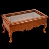 Table vitrine miniature Louis XV sur fond noir