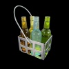 Panier miniature en métal présenté avec des bouteilles non incluses